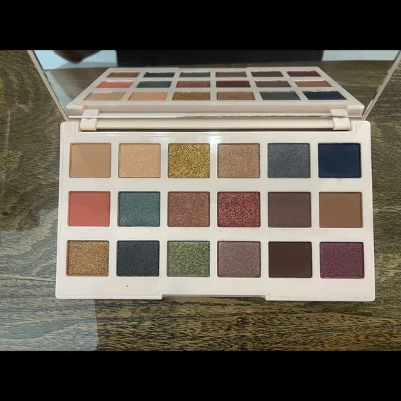 Eye shadow - Picture 2 of 2